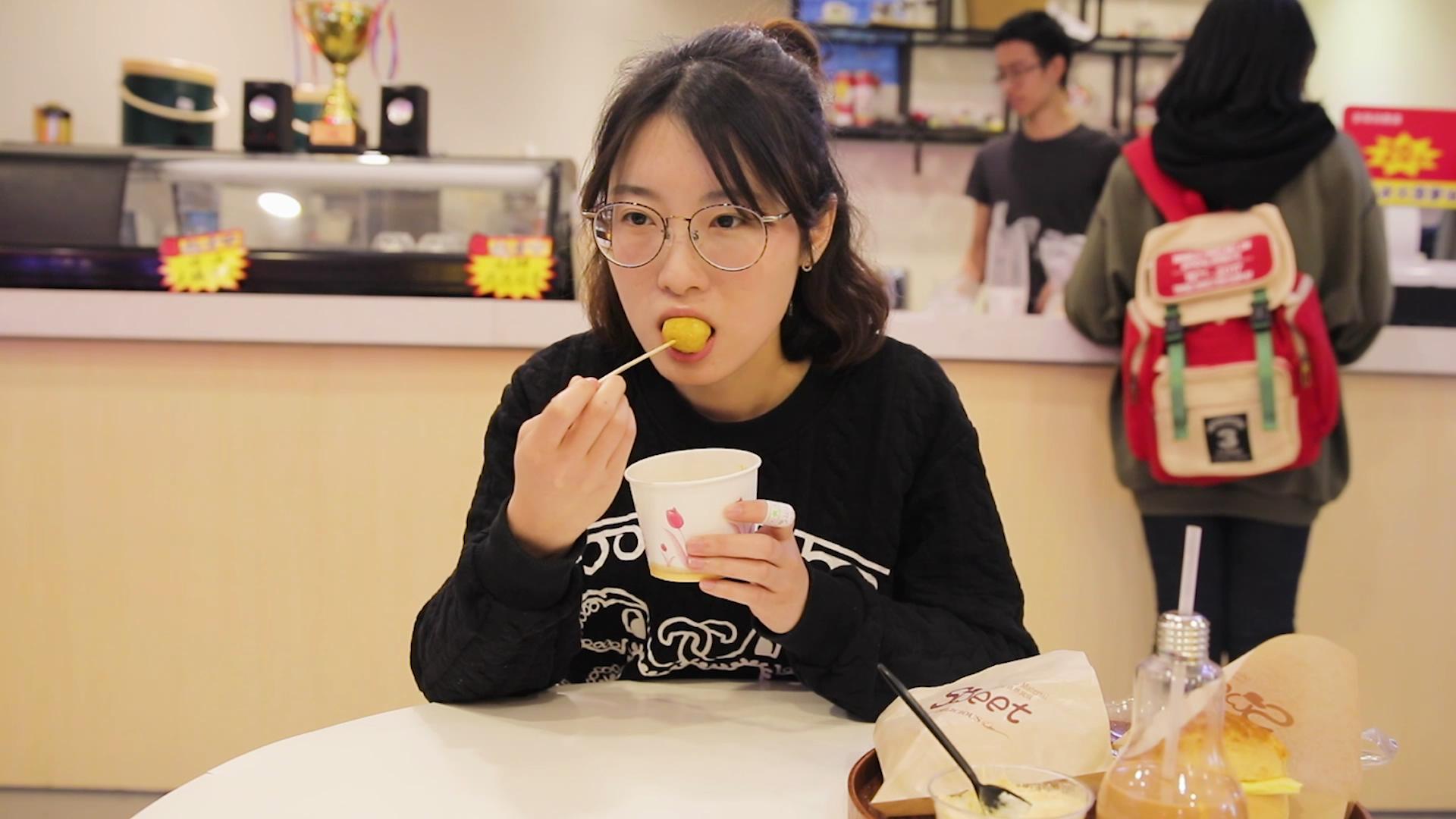 这家店的咖喱鱼蛋饱满弹牙,完爆711!
