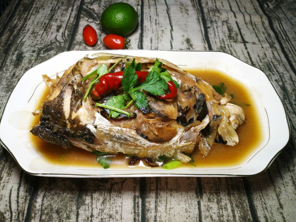 原生态的查干湖清炖鱼头,一个鱼头就有足球大,简直是人间美味!