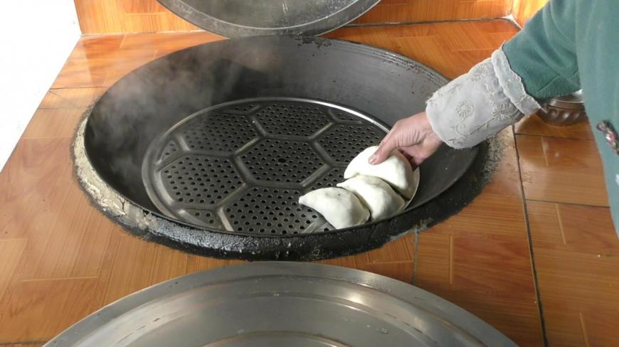 农村妈妈教你一招,这样蒸包子大饺子,再也不会粘锅的实用方法