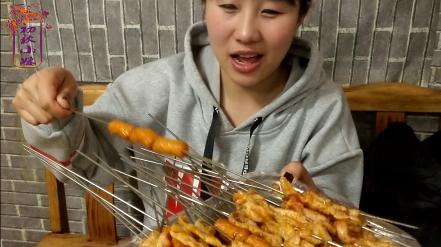烤串怎么吃才好吃,当然是看着烟火吃啊