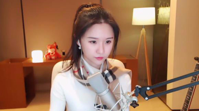 斗鱼萌妹阿冷翻唱一首《野花》,声音意外和张震挺像