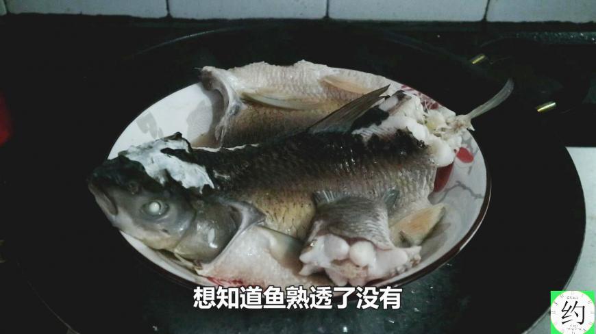 8分钟过后蒸鱼熟不熟,就看鱼的这个部位,老人传下来的经验