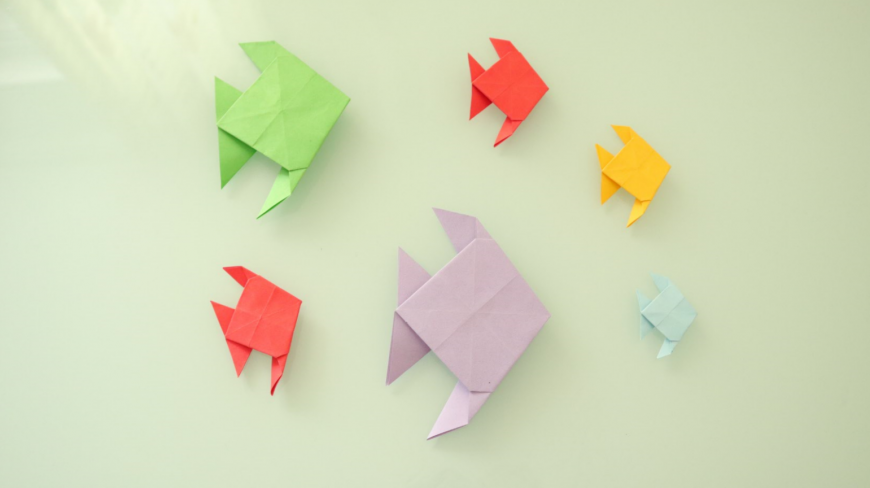 可爱的热带鱼折纸,做法很简单几步就折好,幼儿园小朋友都学得会