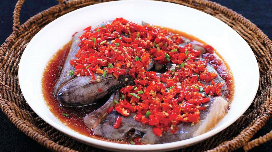 剁椒鱼头好吃不会做?大厨透露独家秘制做法,学会都能开饭店了!