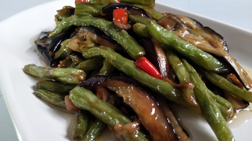豆角配茄子,放几个辣椒,简单一炒,竟然多吃了两碗饭