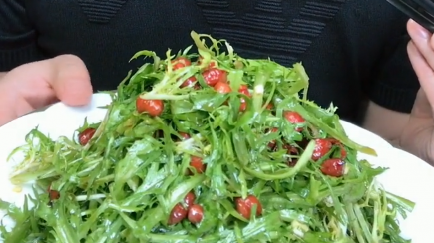 这道家常拌苦苣真是太爽口了,让人吃了还想吃