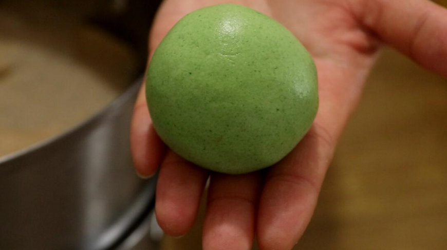 没有艾草,教你用另一种植物做青团,包咸蛋黄和肉松更好吃