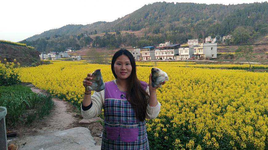 美女用柴火土灶做了个红烧鱼头,这味道真是绝了