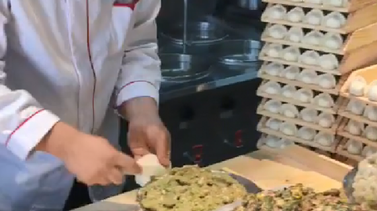 实拍酒店大厨包饺子,这手速也是没谁了
