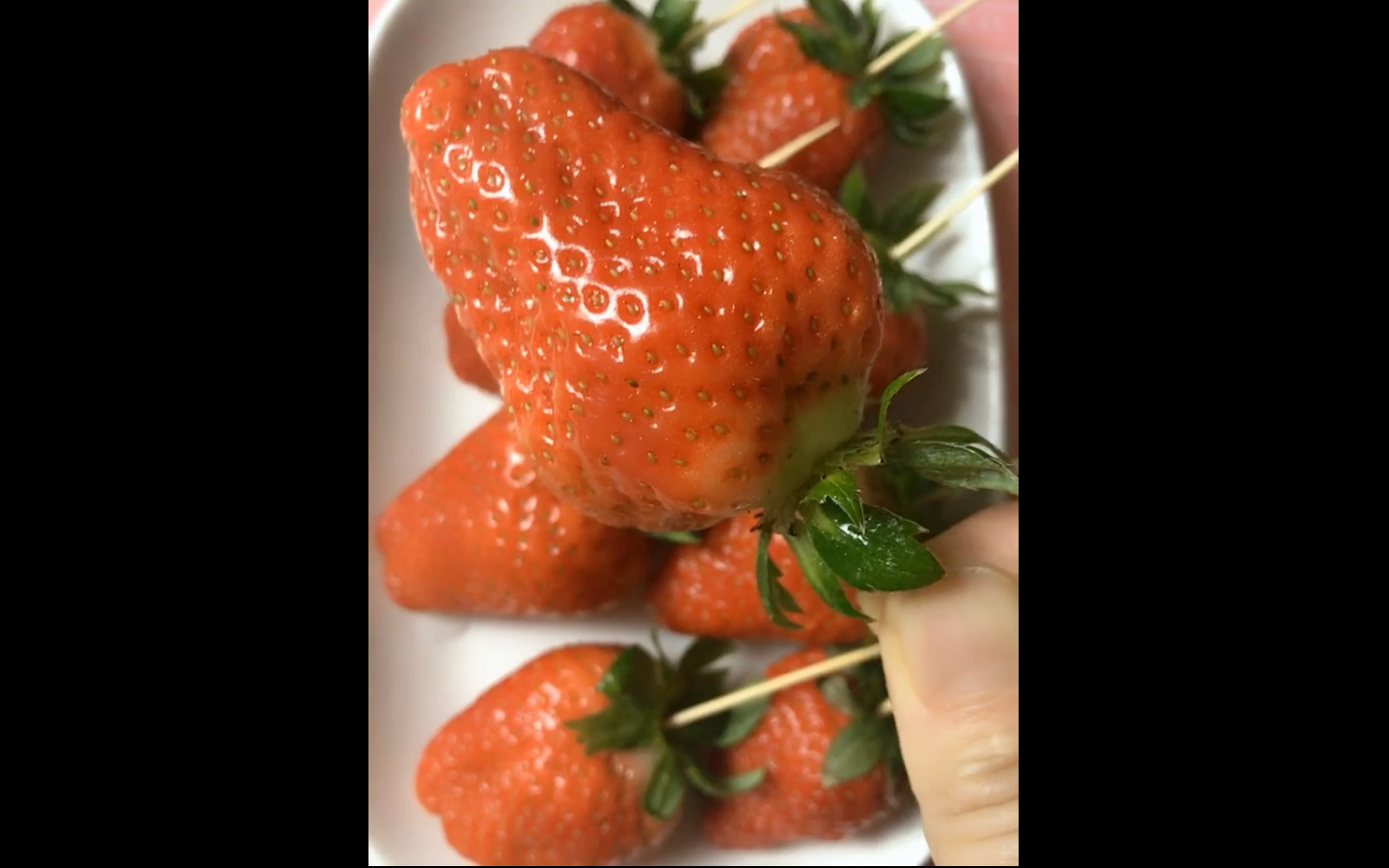 草莓做成巧克力糖葫芦,小孩特别喜欢吃!