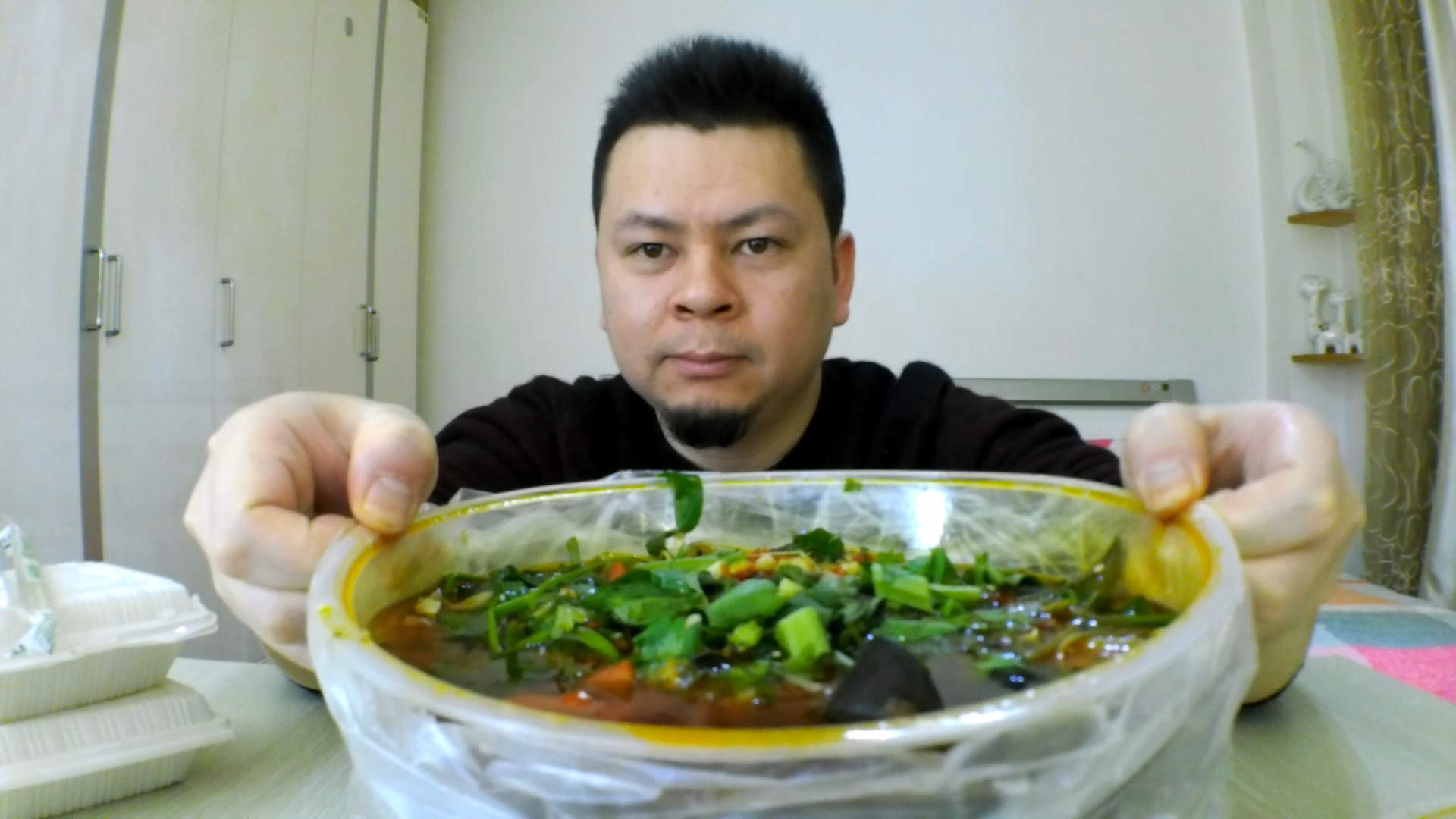 大叔深夜吃外卖“四川冒菜”,网友直呼不能半夜看