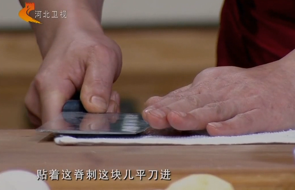 大厨教你如何给带鱼去鱼刺 学会了以后吃不带刺的带鱼!