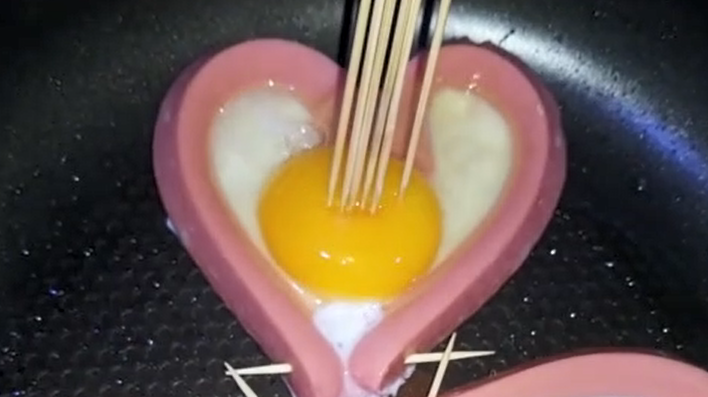 人人都能学会的火腿肠爱心早餐