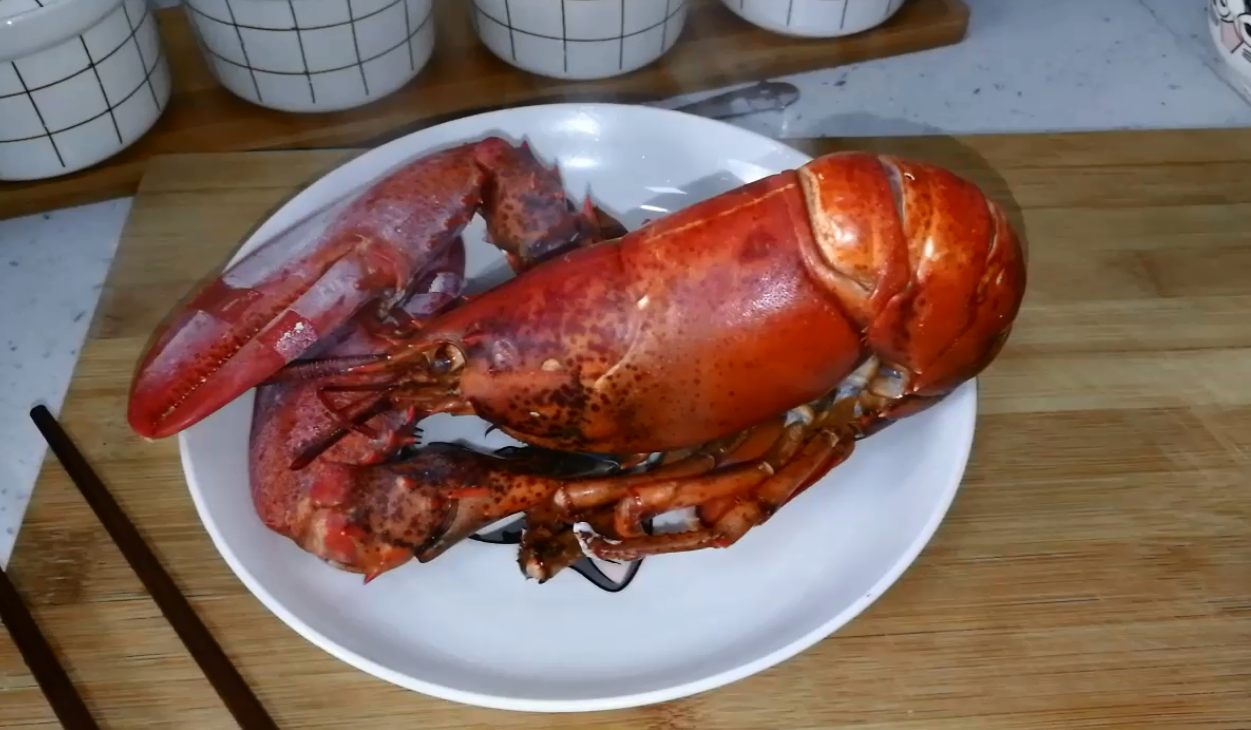 试吃一百多元一只的大龙虾,这么大一只两三口就没了