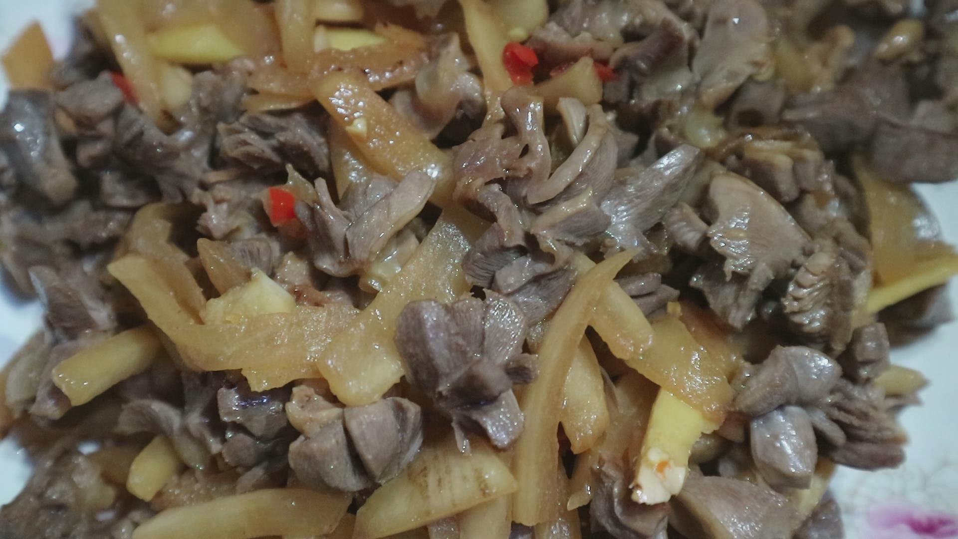 大姐用自家秘制的酸萝卜炒鸡肾,开胃又下饭,正宗的乡下味道
