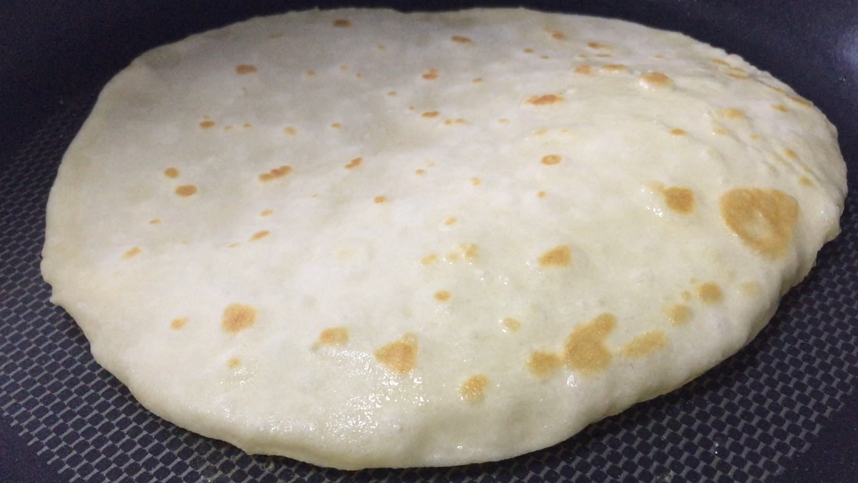 教你做家庭版鸡蛋灌饼,几毛钱解决全家人早餐,比买的还好吃