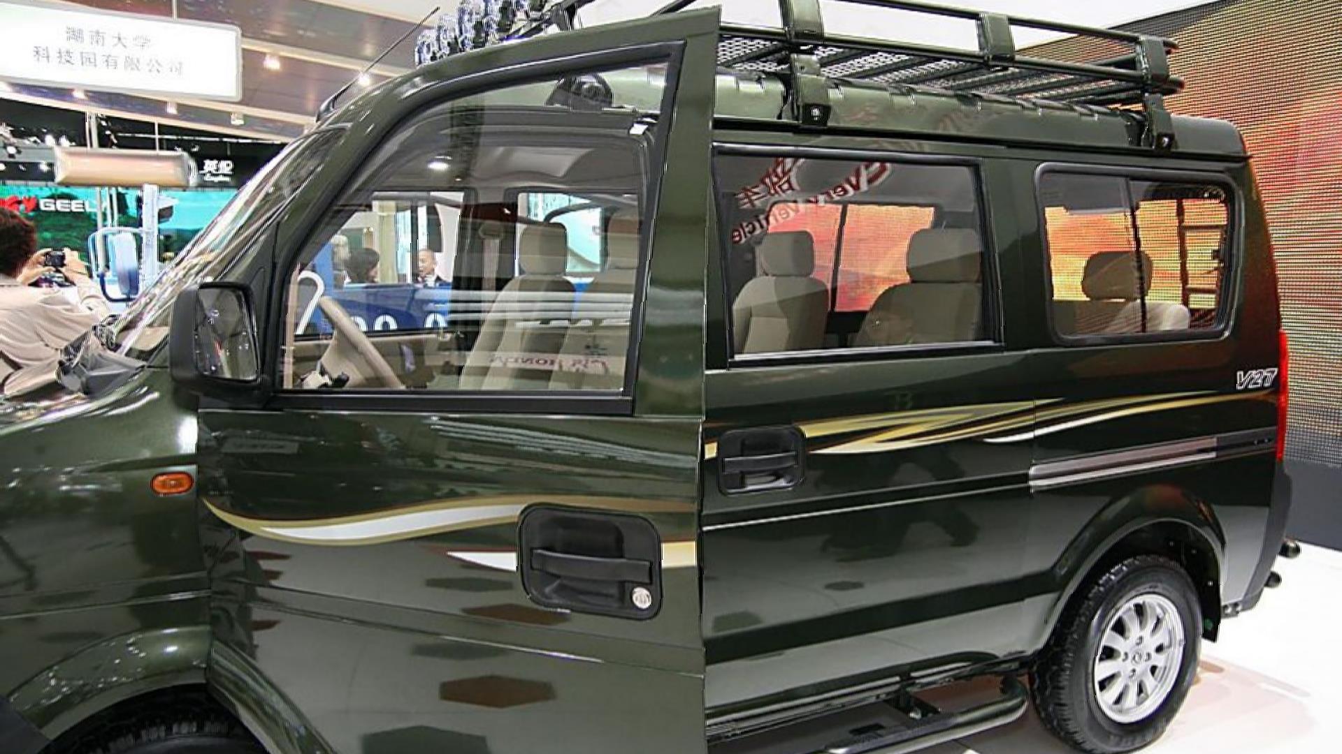 东风真的疯了!把MPV造成越野,装上四驱,探照灯爬梯全都有!