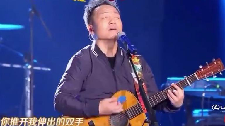 [图]许巍演唱成名曲《像风一样自由》,摇滚风十足直接嗨翻现场!