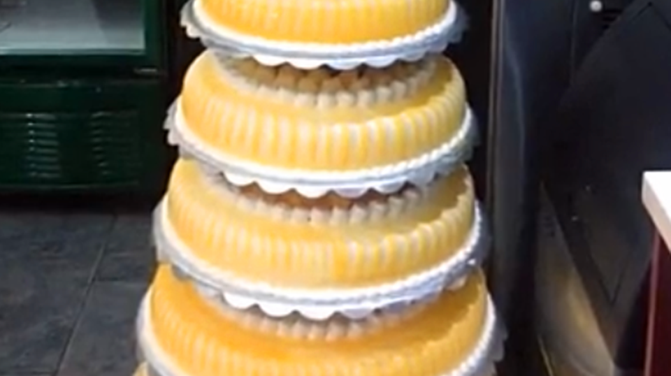 9层寿蛋糕,太大了,我的手都快抹软了