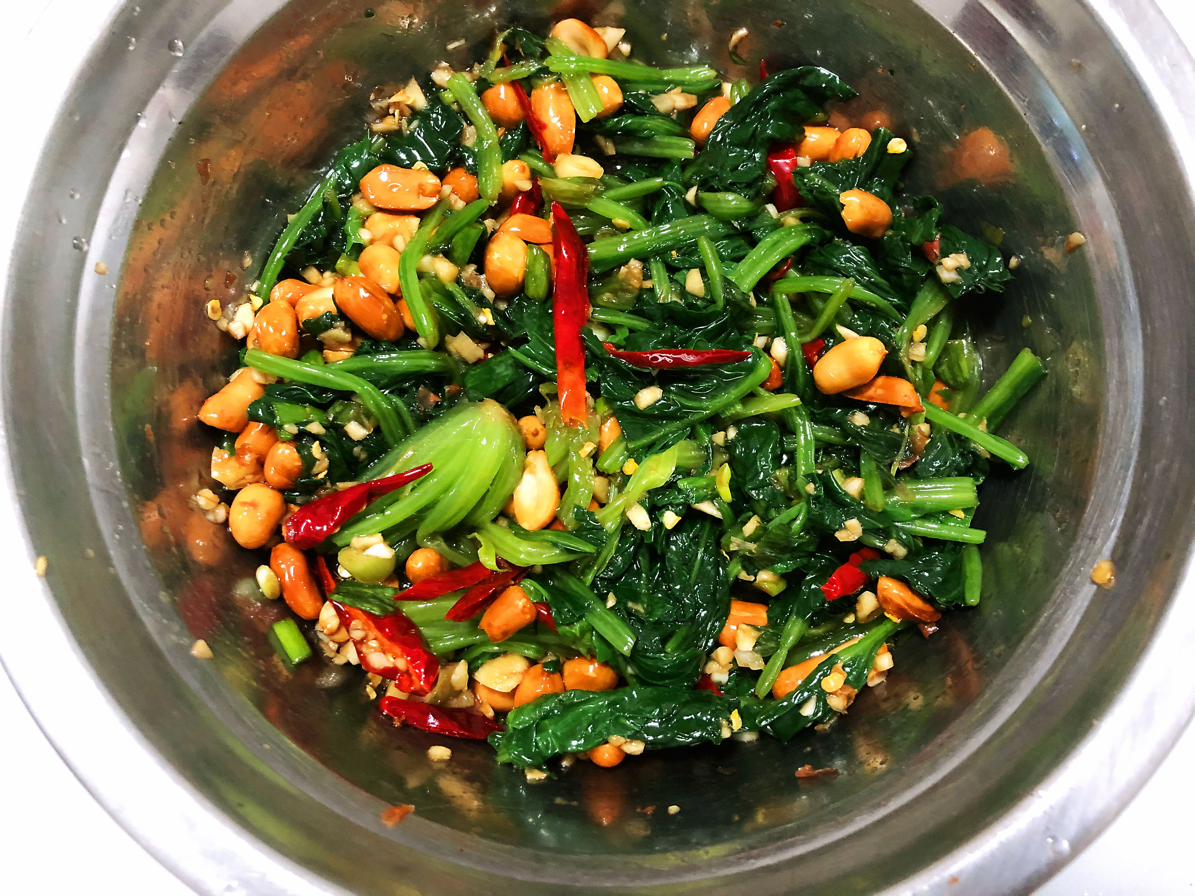 菠菜花生米这样拌,全家人都爱吃,比吃大鱼大肉都过瘾!
