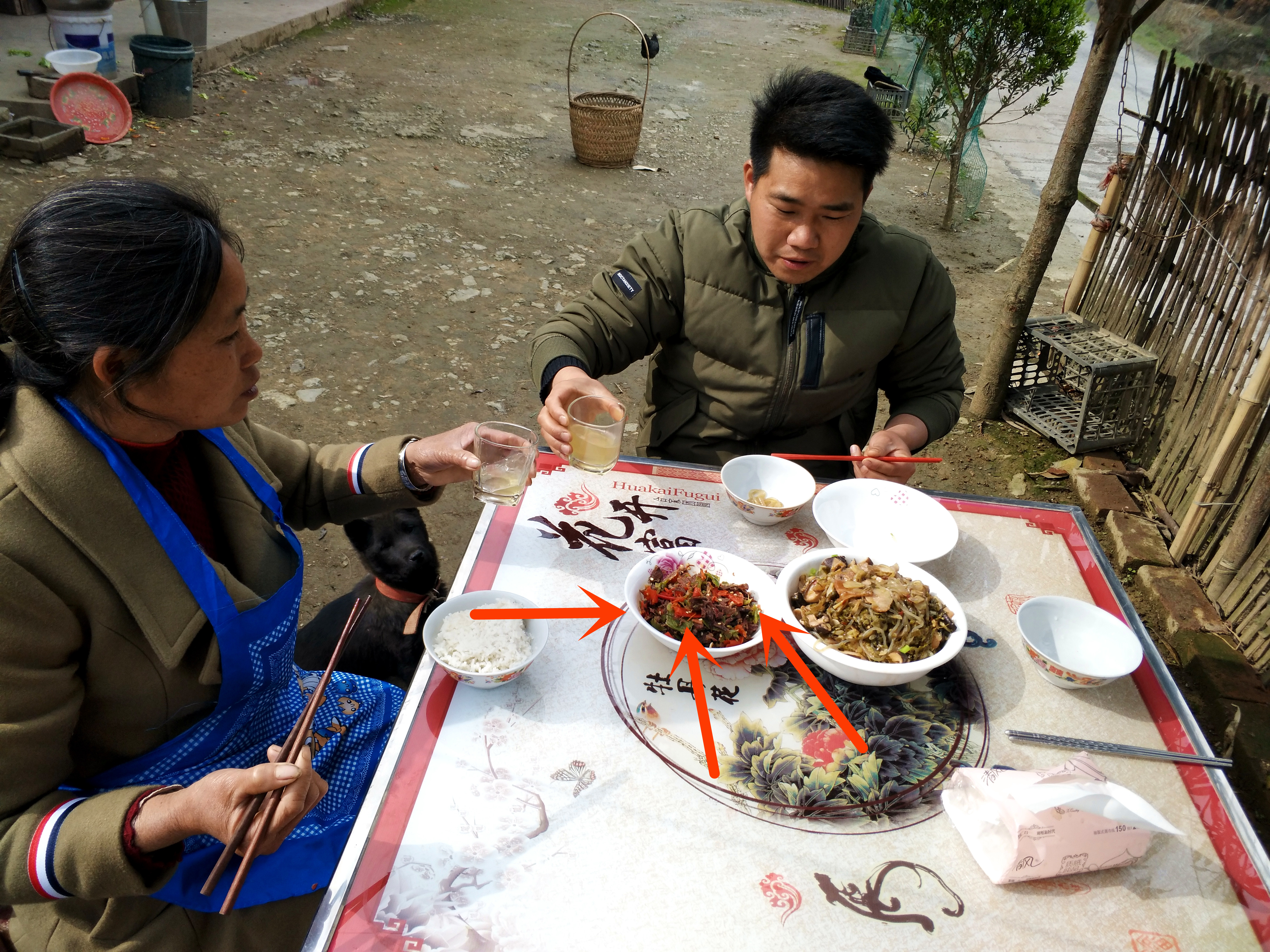 母子俩嘴馋,农村小伙用80元一斤的下酒菜解馋,刚上桌母子忙干杯