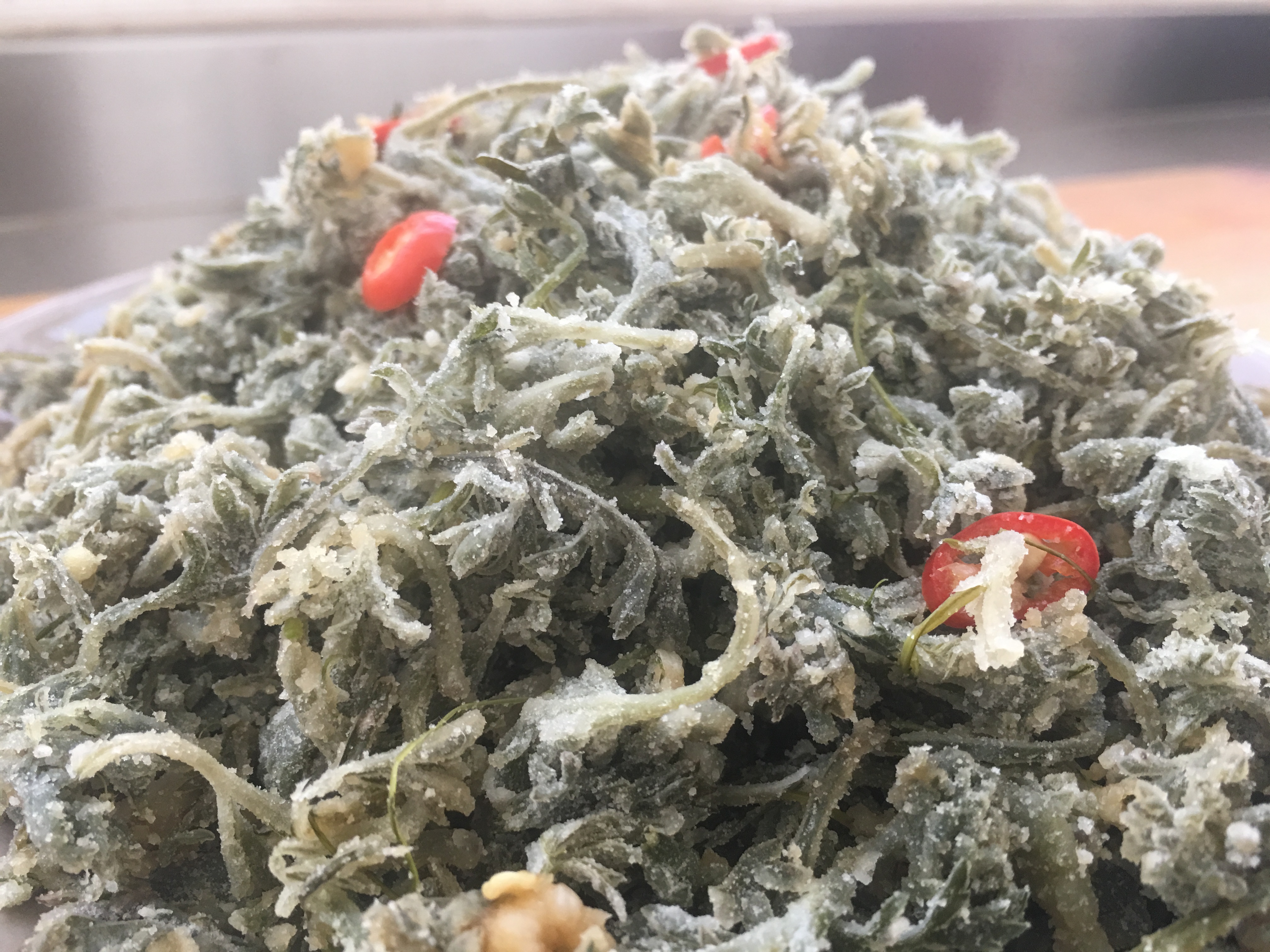 白蒿是这个季节最好的野菜,这种做法比吃肉都上瘾,太香了!