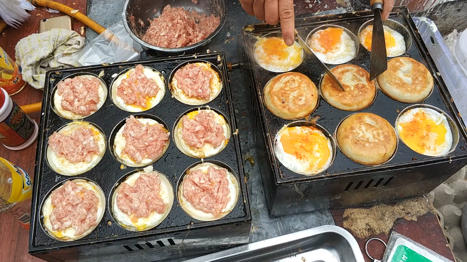 天津街头美食之鸡蛋猪肉汉堡:卖3元一个很火爆,等了两轮才吃上