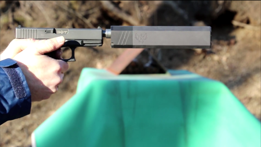 9毫米格洛克19式手枪配备鱼鹰消音器射击,效果差距还是蛮大的!