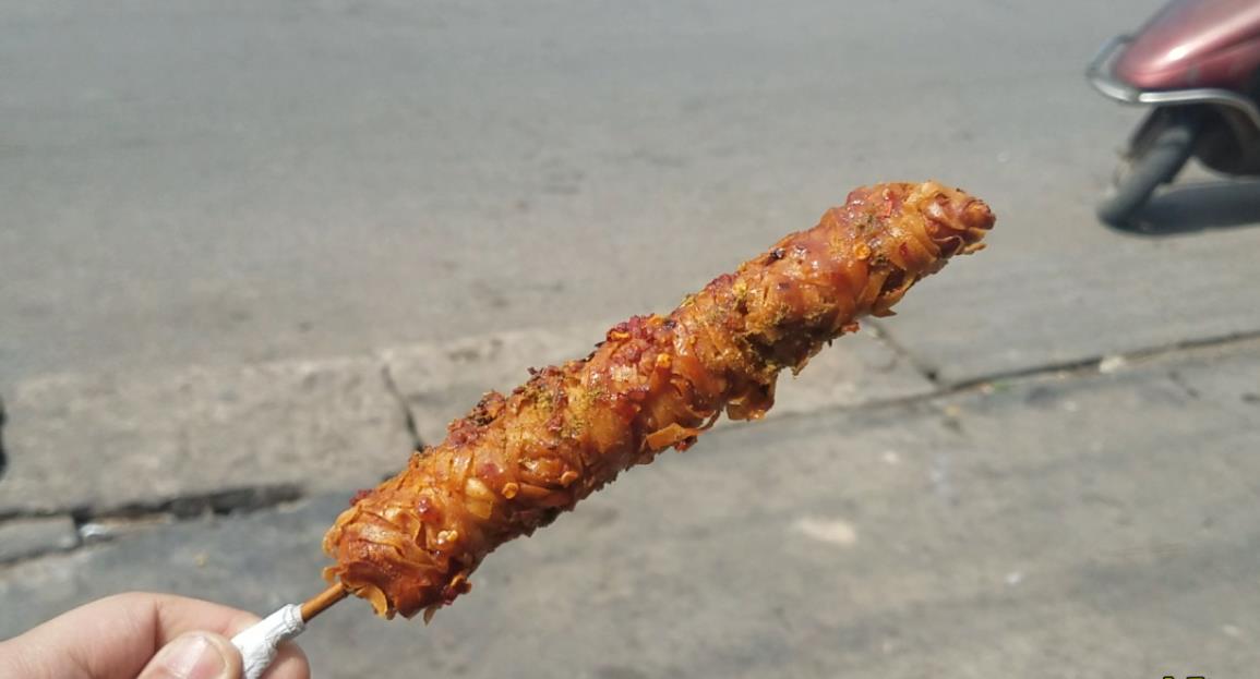 一根炸串,里面包了满满的鸡柳,一口下去很满足!