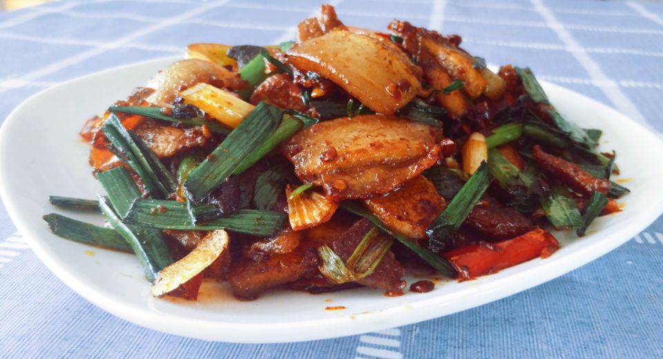 回锅肉的家常做法,掌握这两个技巧,味道不输大厨手艺!
