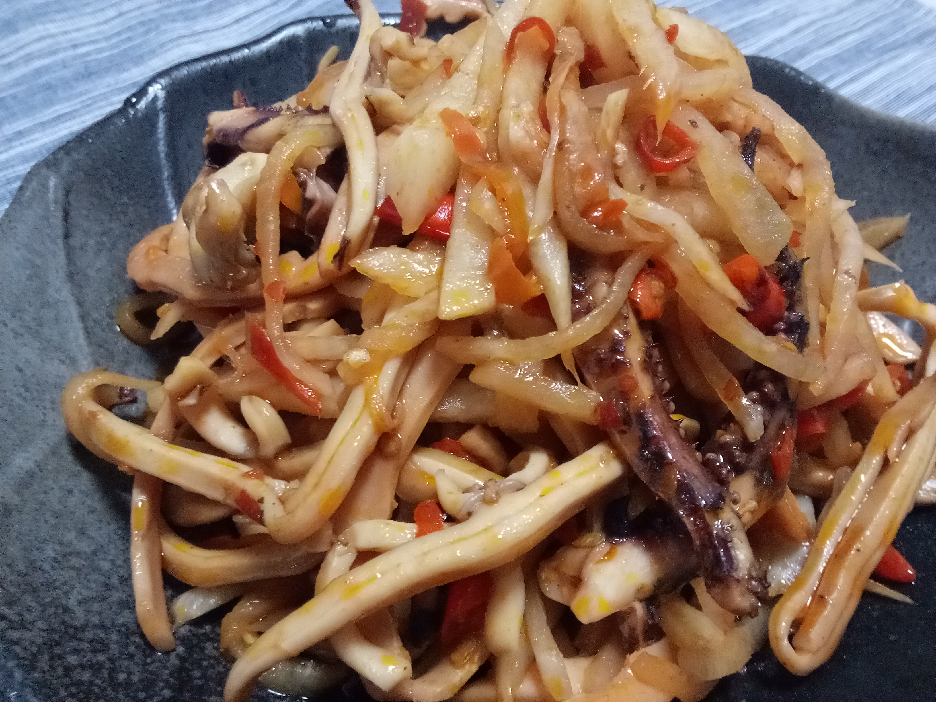 这可能是爆炒鱿鱼最好吃的做法,配菜选择很重要,增鲜增爽就靠它