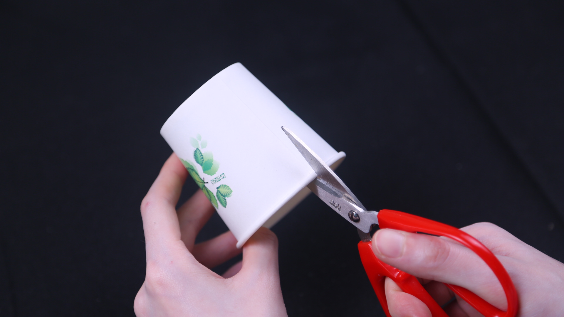 用过的一次性杯子别扔了,剪成两半粘在纸板上,收纳物品真不错