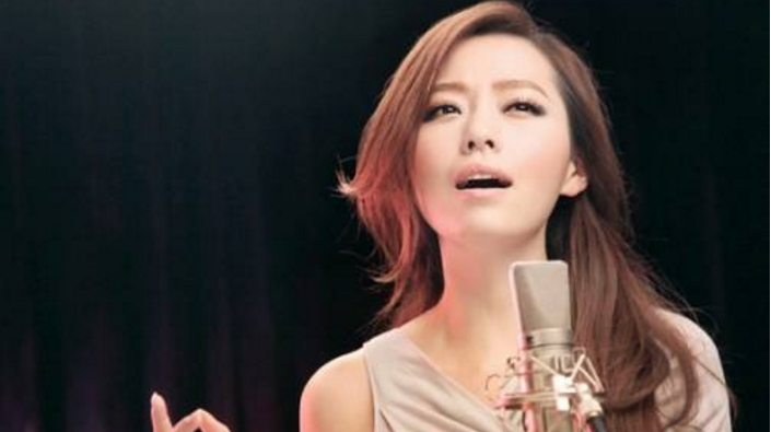 张靓颖去菜市场买菜,没想到偶遇粉丝,这接下来的表情亮了!