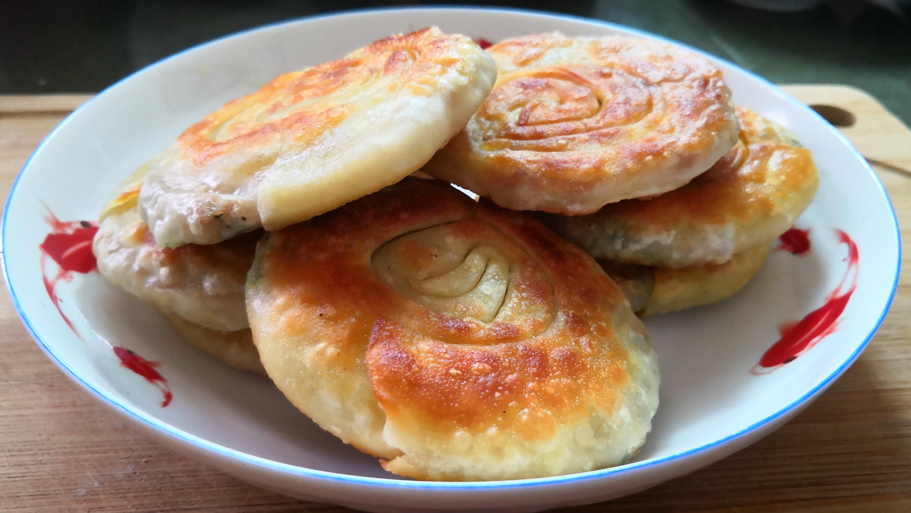 饺子皮做出来的葱油饼,又香又脆又营养,方法简单还不用和面