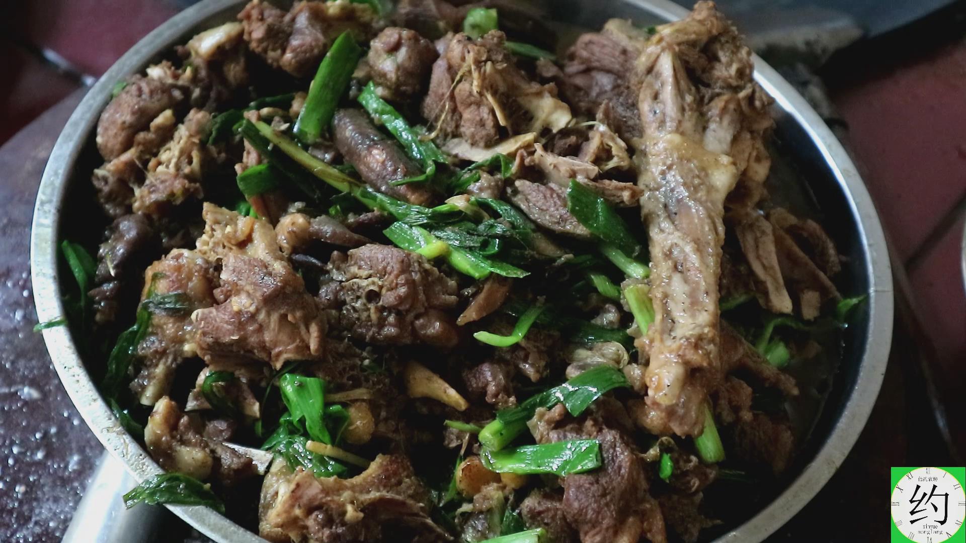 广东妹子用乡下大锅炒鹅肉,7斤大鹅加上这两种配料,味道顶呱呱