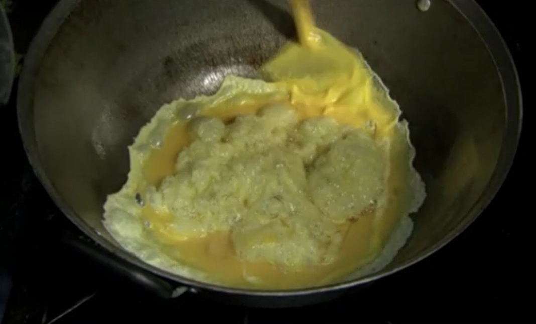 小麦一赌气把家里好吃的全做了,炒鸡蛋、芹菜炒肉、萝卜丝就馒头