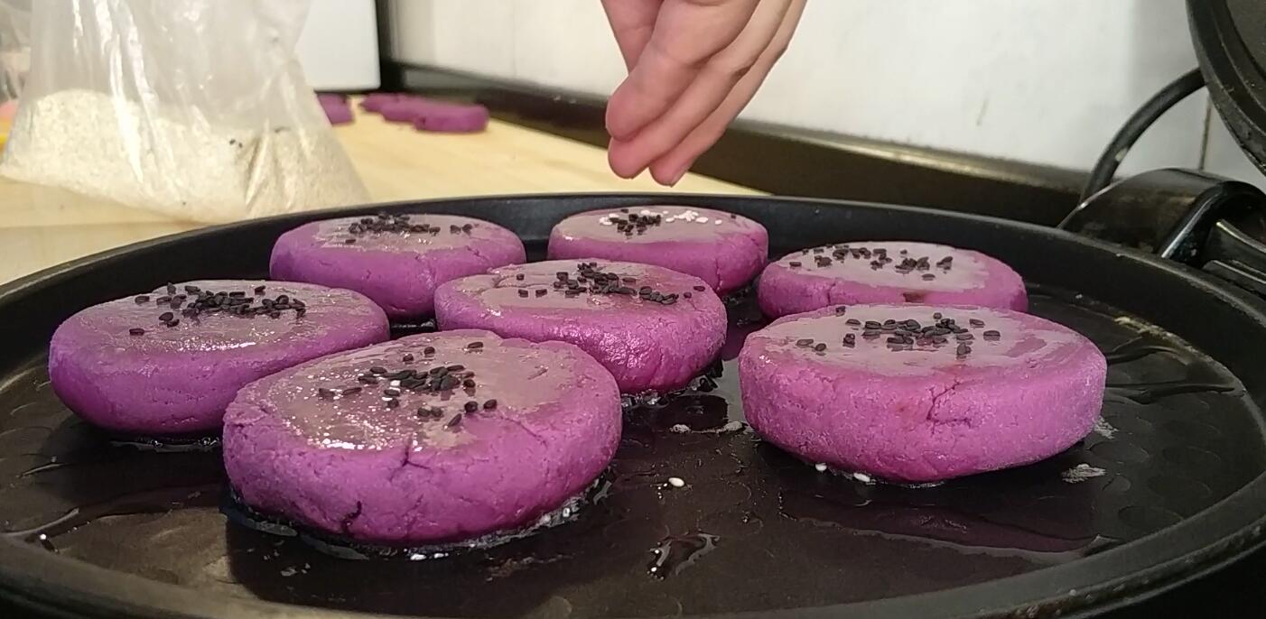 用紫薯做的豆沙饼,营养又美味,比吃肉都香