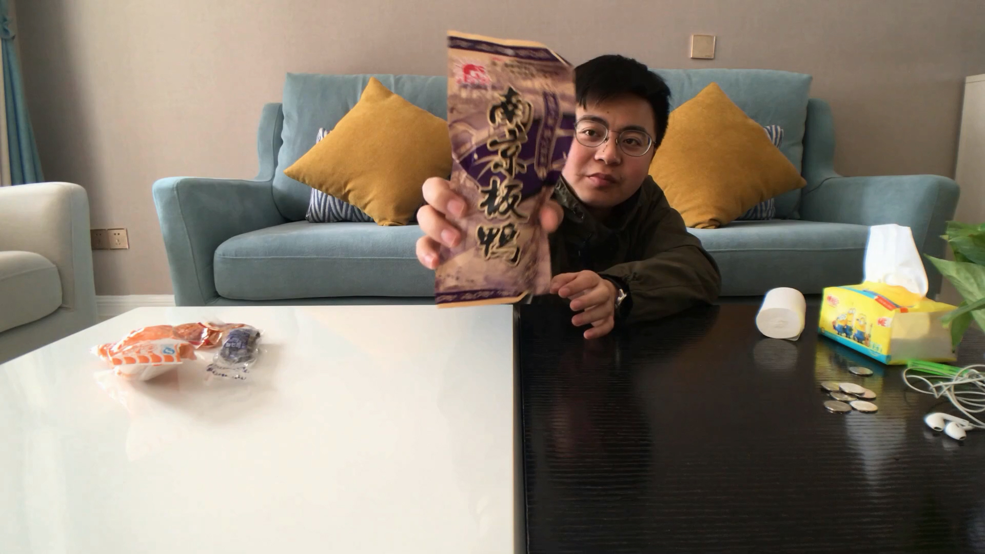 南京板鸭、酸梅粉、牛羊配,小伙拿出的这些零食,还有多少人记得