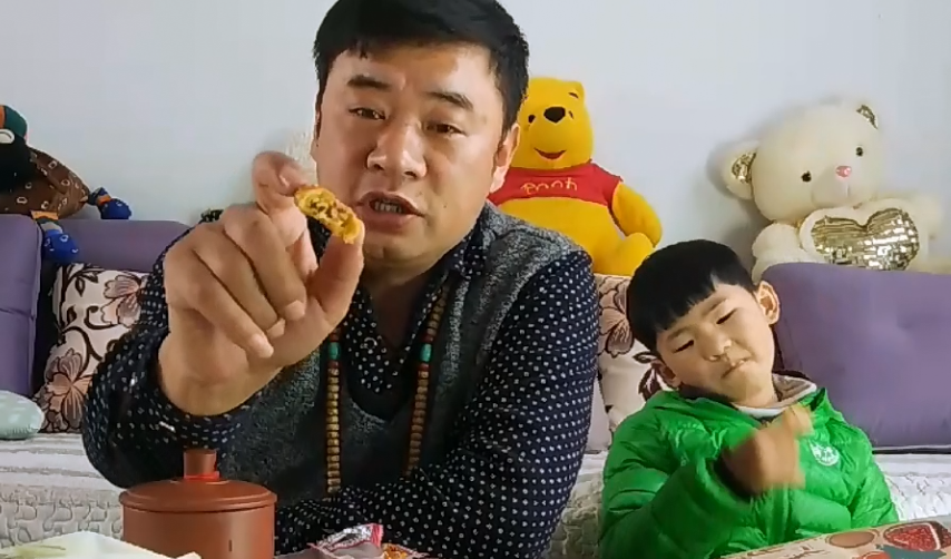 父子试吃义乌特产“香酥饼”,怀念的味道,可味道让我很失望!