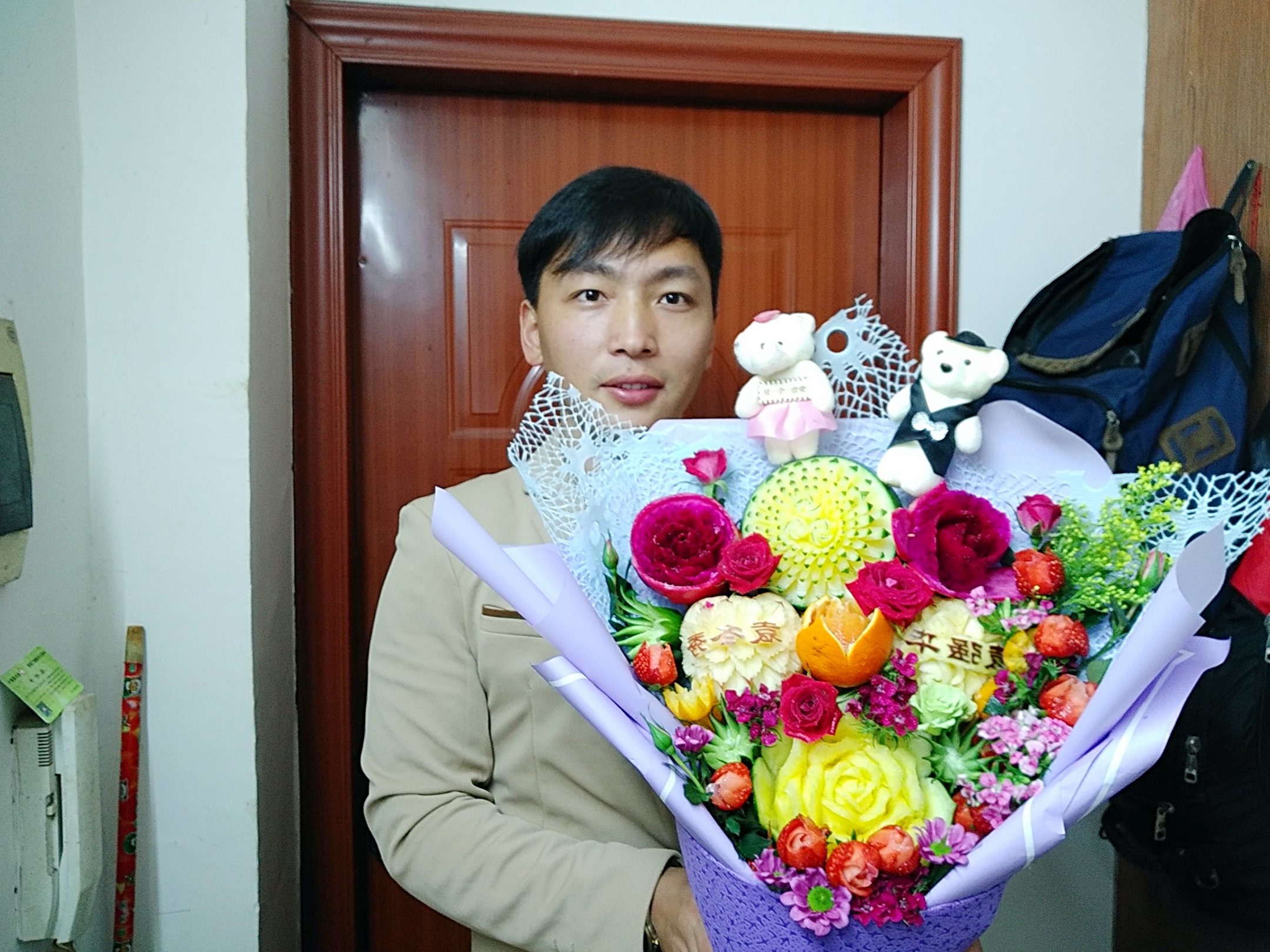 同样是水果蔬菜,瓜农手里卖几块钱一斤,艺术师手里高达500一个