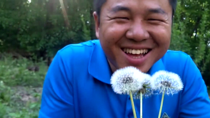 小伙想偷偷吹媳妇一脸蒲公英,结果却出了丑,让媳妇乐半天
