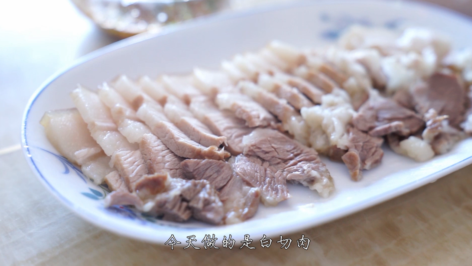 五花肉怎么做最好吃?适合懒人的简单做法,肥而不腻,蘸酱随你