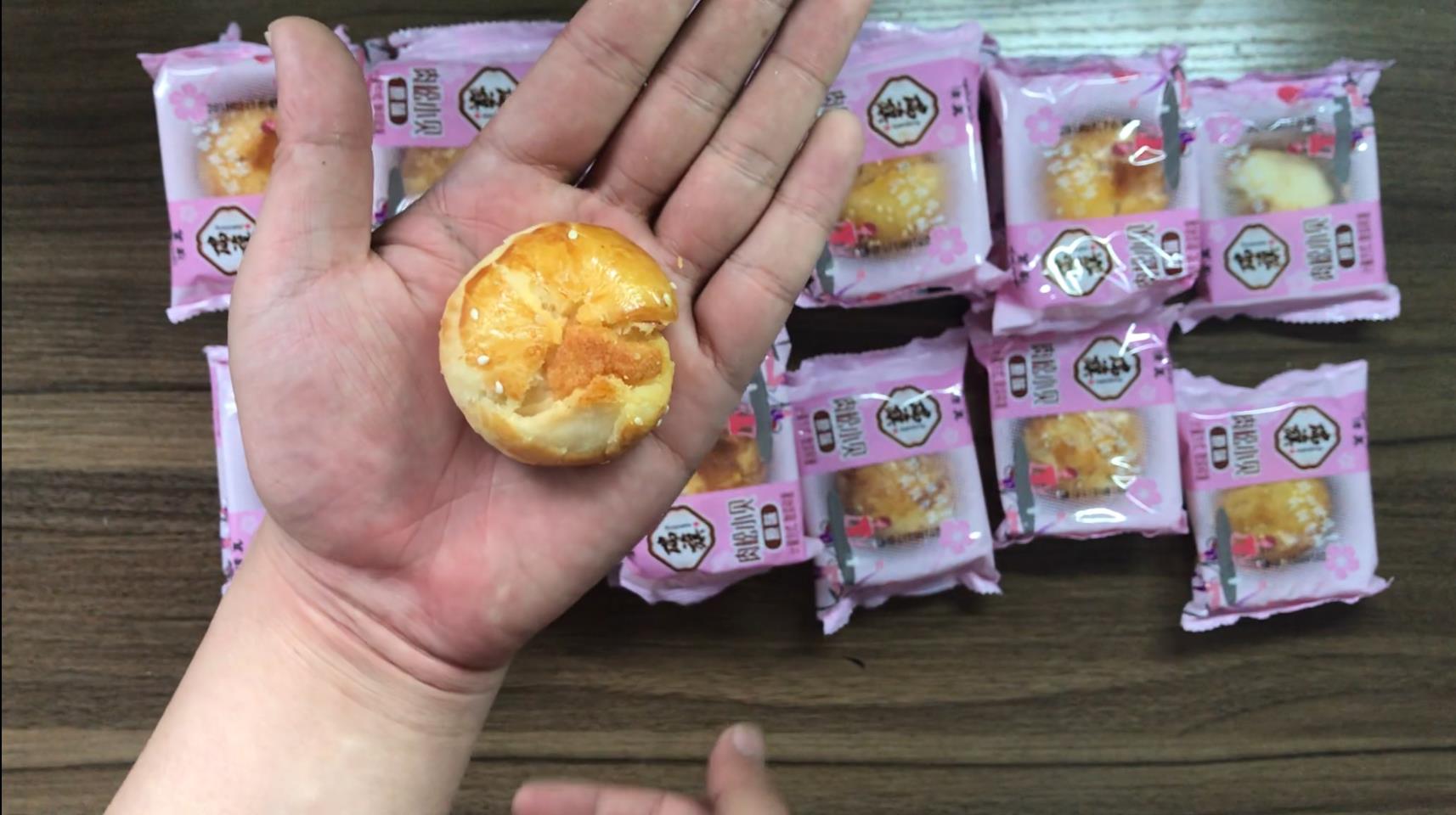 淘宝买了箱网红零食“肉松小贝”,要吃它先在微波炉里加热一下