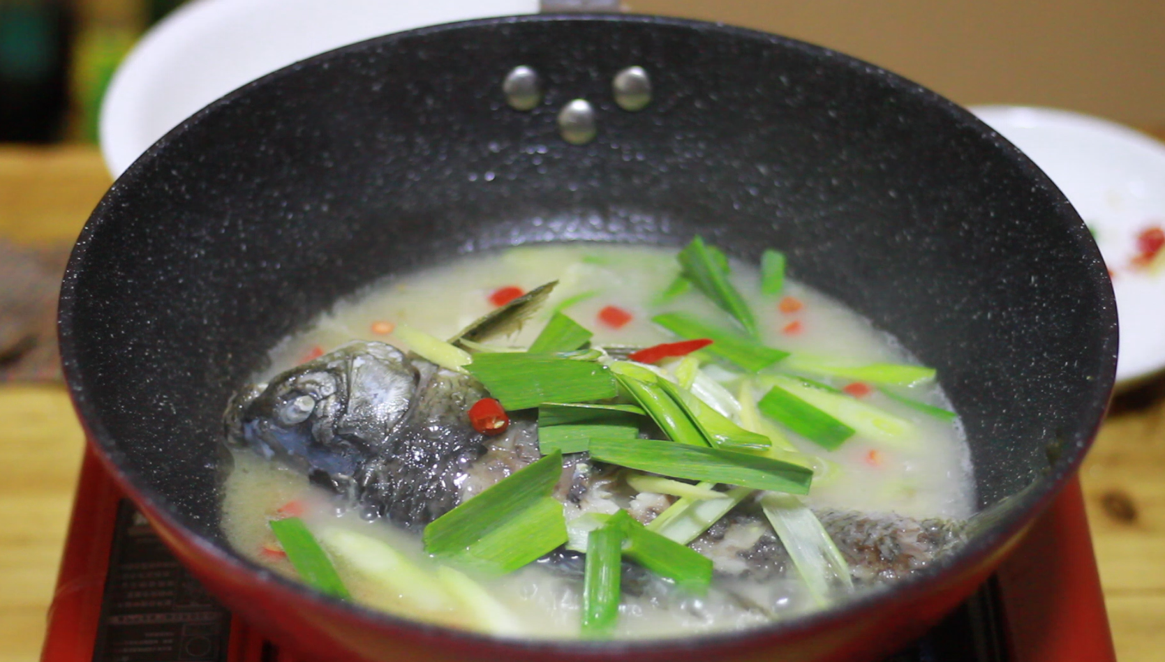 做鲫鱼汤有诀窍，鲫鱼煎的太久肉会老，这样做鱼汤奶白鱼肉鲜嫩