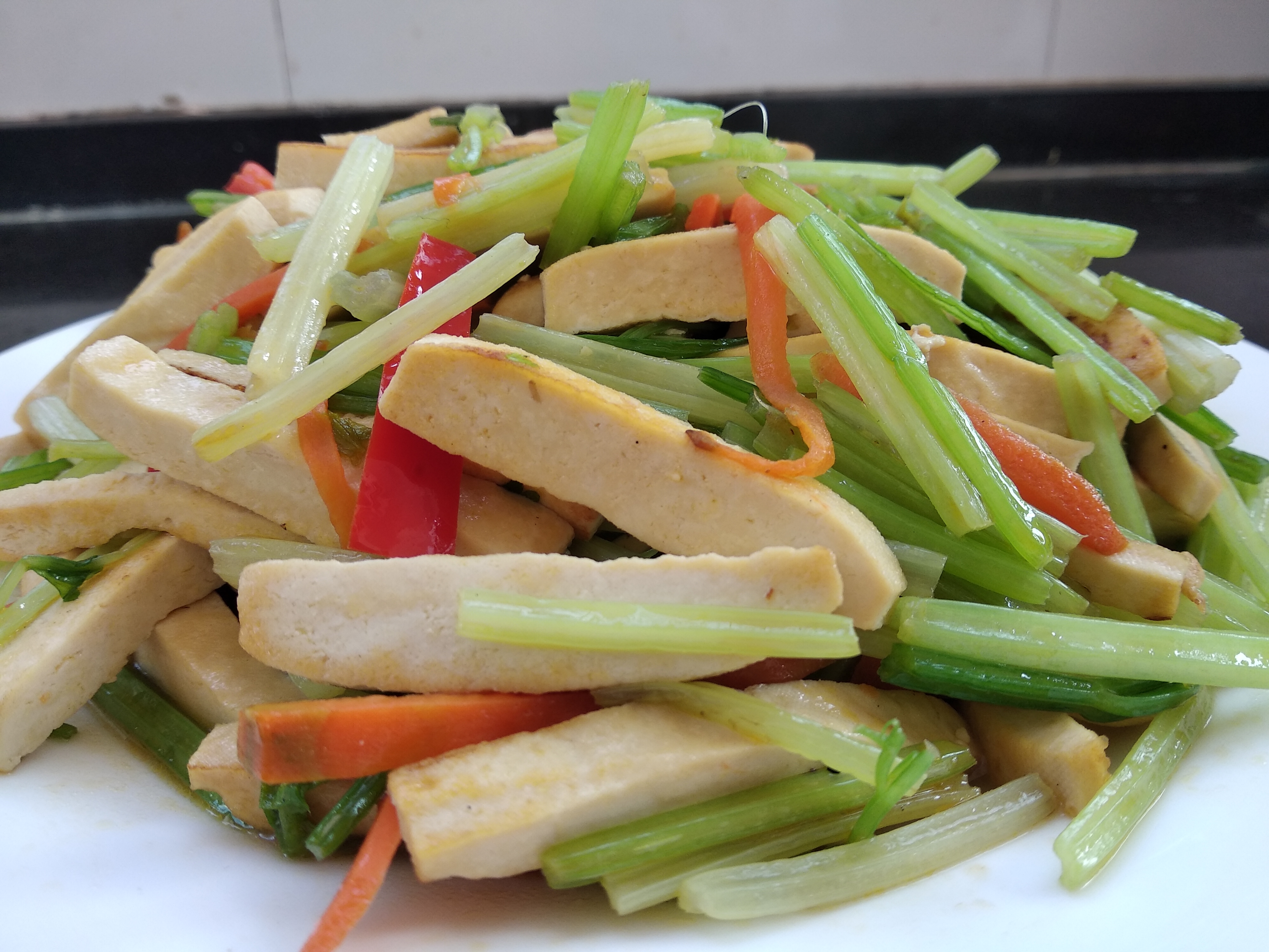 芹菜炒豆干 做法简单味道好 快收藏