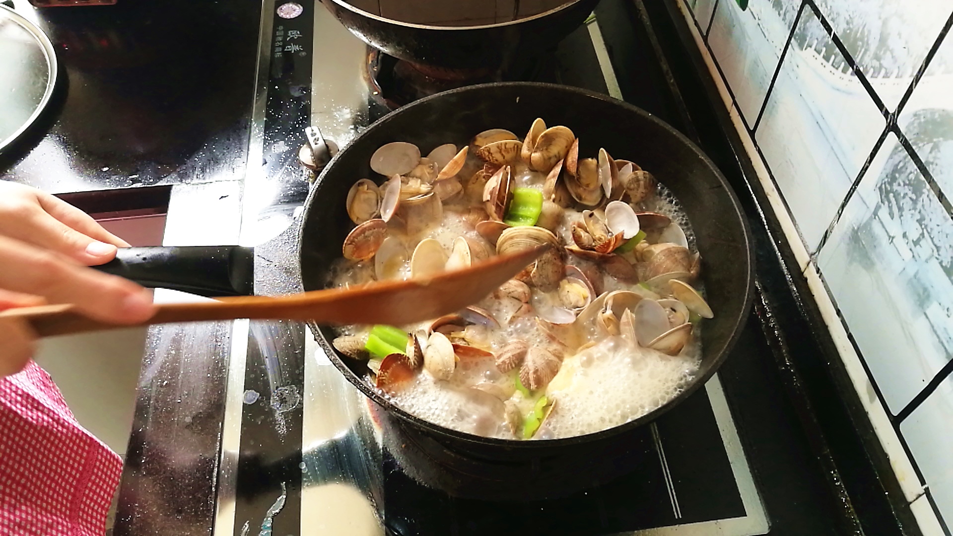 爆炒花甲香辣鲜嫩的秘诀,啥时关火是关键,爱吃海鲜的快收藏!