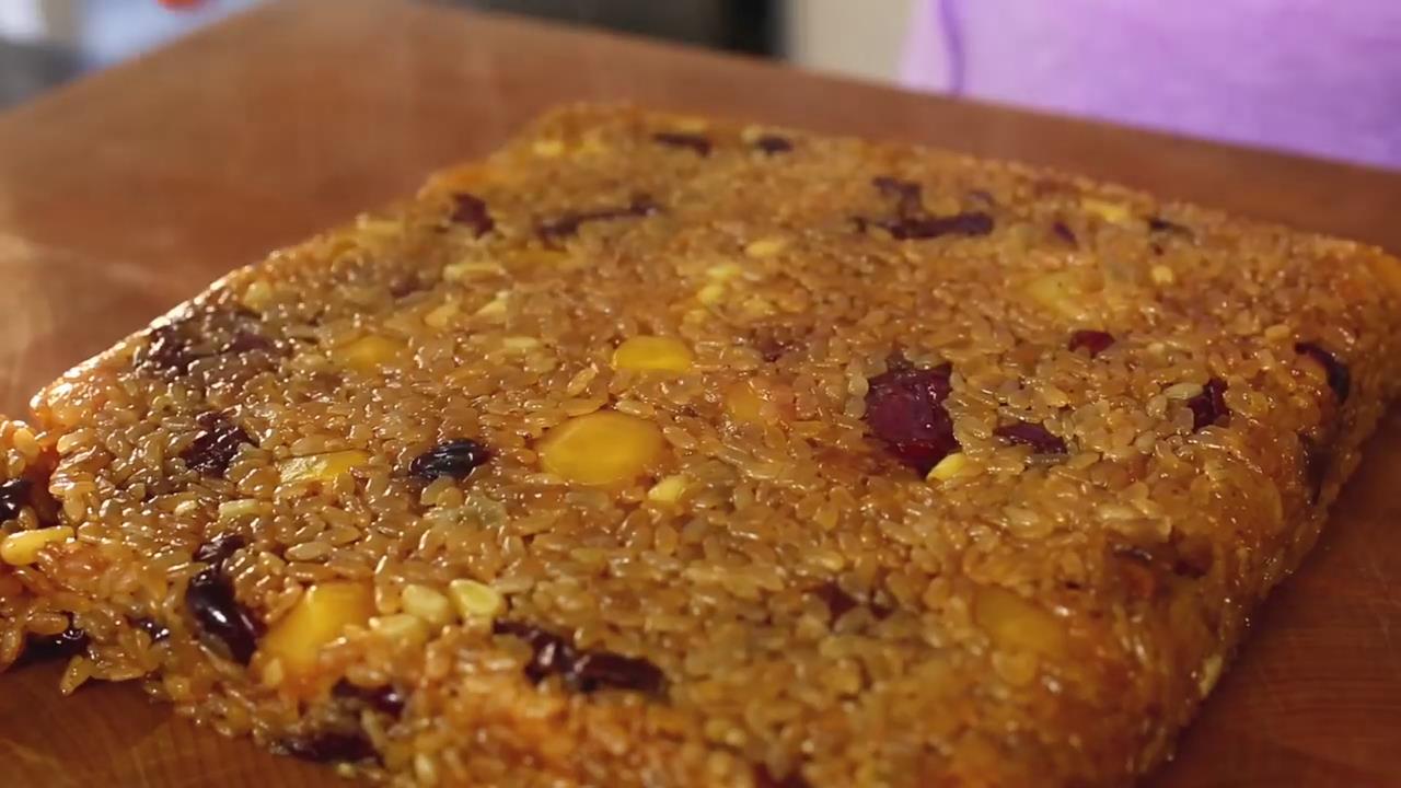 在家自己做好吃的干果糯米饭,香甜可口,这样米饭一辈子也吃不够