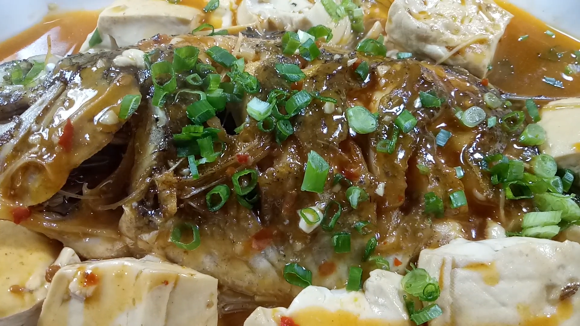 豆瓣酱焖罗非鱼家常做法,实在太美味了,味道不比饭店的差