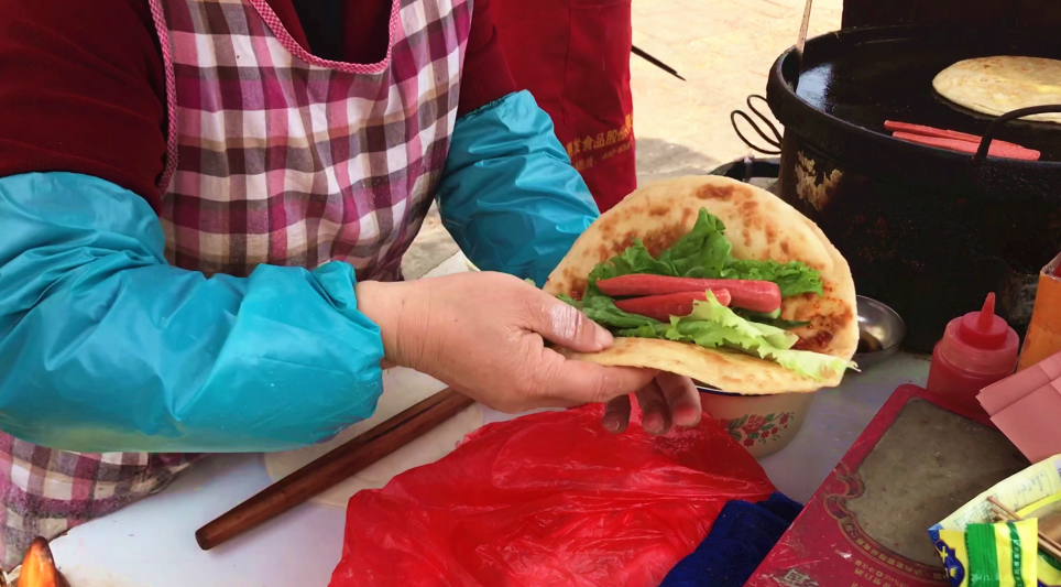 河南夫妻做鸡蛋饼13年,曾一个2元,一天卖600个!不赚钱累一身病
