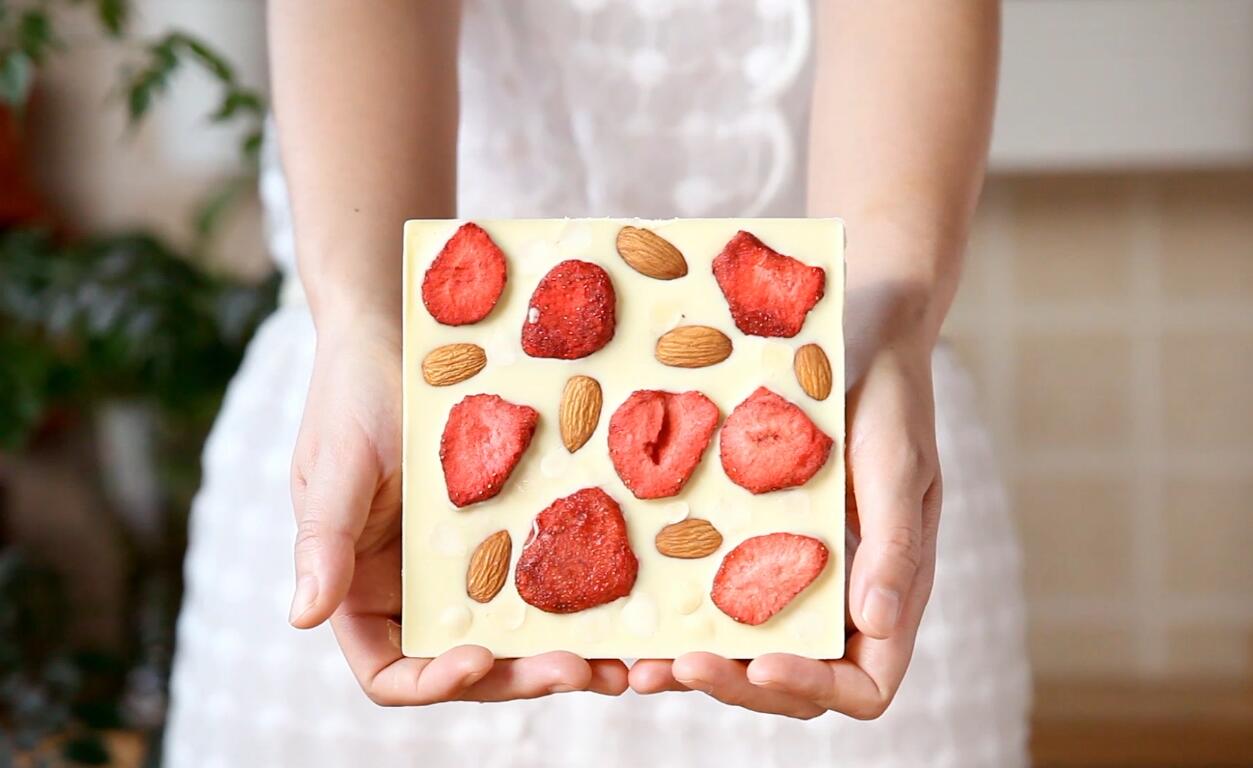 做份甜蜜的草莓坚果巧克力,在特别的日子里,来取悦少女心